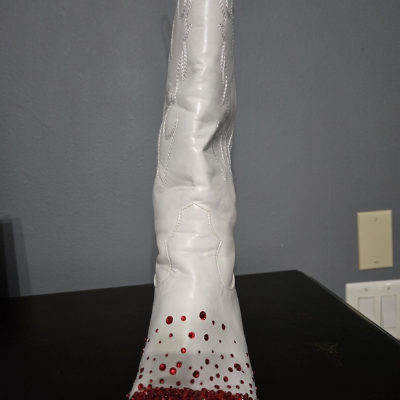 Dynamic Red and White Pop Art Heeled Boots - Picture 4 of 5